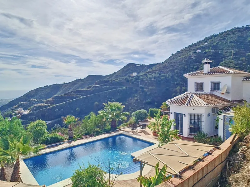 House - Detached Villa в продаже в Arenas, Málaga. В доме 3 спален и 3 ванных комнат. Площадь дома 241 м². Площадь участка 4162 м²