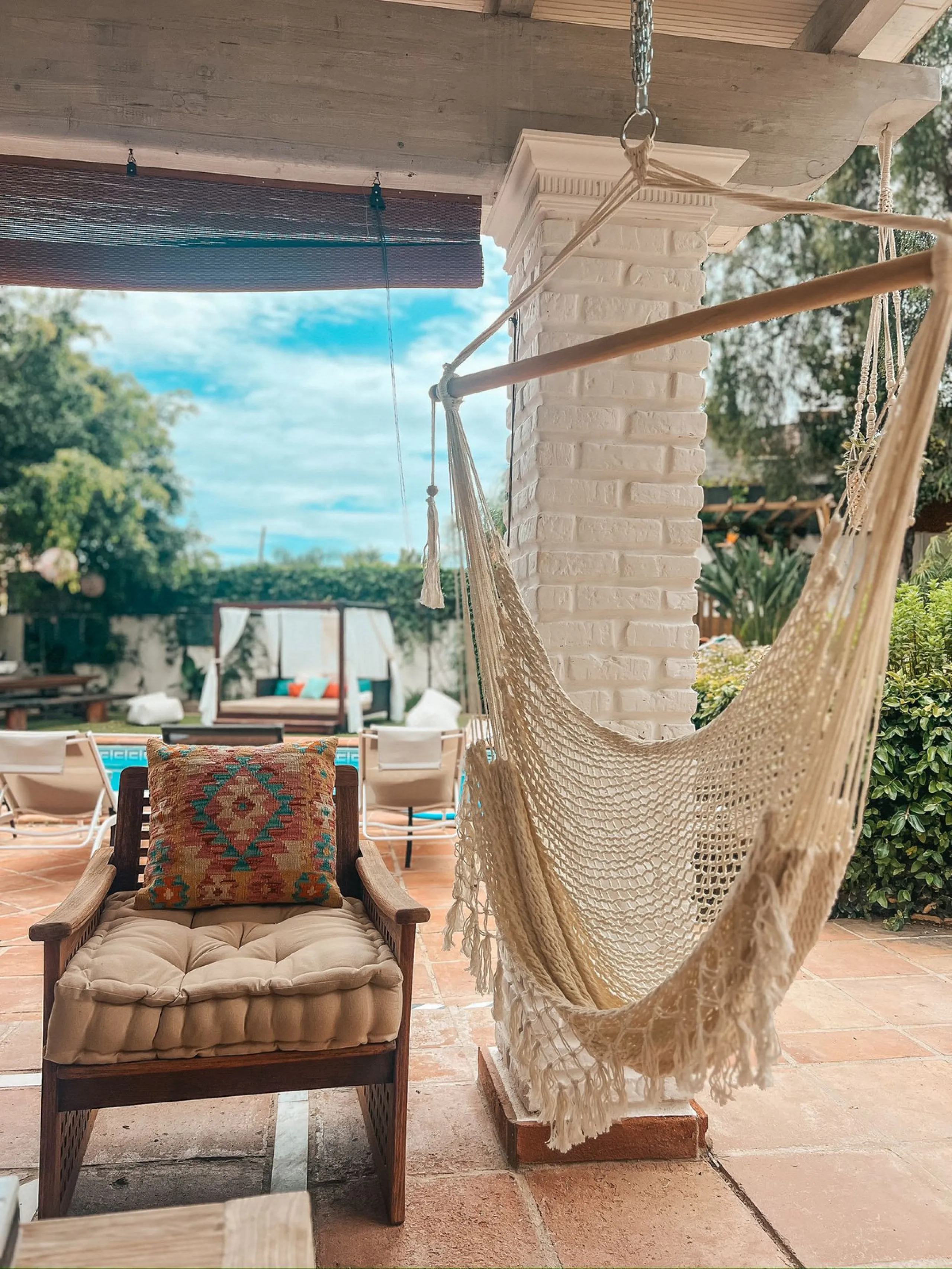 Diese außergewöhnliche Villa in der begehrten Wohngegend Los Jazmines von San Pedro de Alcantara, Malaga, bietet eine ausgezeichnete Gelegenheit für Wohnzwecke oder eine rentable Investition. Das Objekt verfügt über einen gültigen