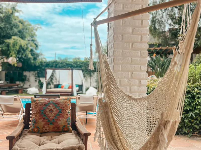 Diese außergewöhnliche Villa in der begehrten Wohngegend Los Jazmines von San Pedro de Alcantara, Malaga, bietet eine ausgezeichnete Gelegenheit für Wohnzwecke oder eine rentable Investition. Das Objekt verfügt über einen gültigen