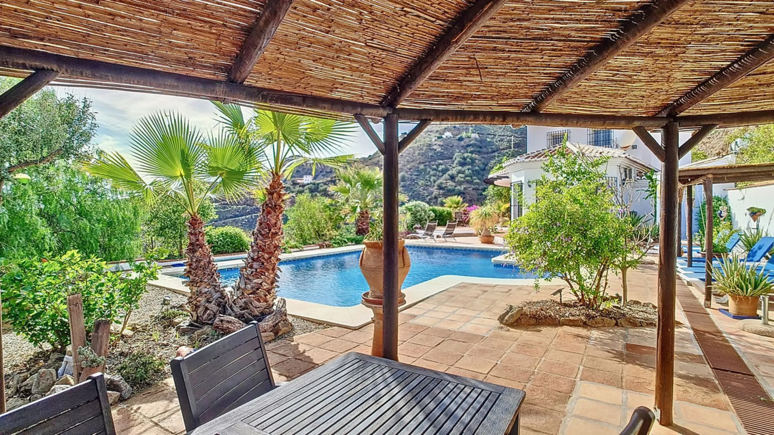 House - Detached Villa в продаже в Arenas, Málaga. В доме 3 спален и 3 ванных комнат. Площадь дома 241 м². Площадь участка 4162 м²