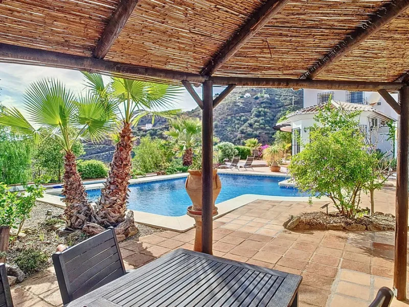 House - Detached Villa в продаже в Arenas, Málaga. В доме 3 спален и 3 ванных комнат. Площадь дома 241 м². Площадь участка 4162 м²
