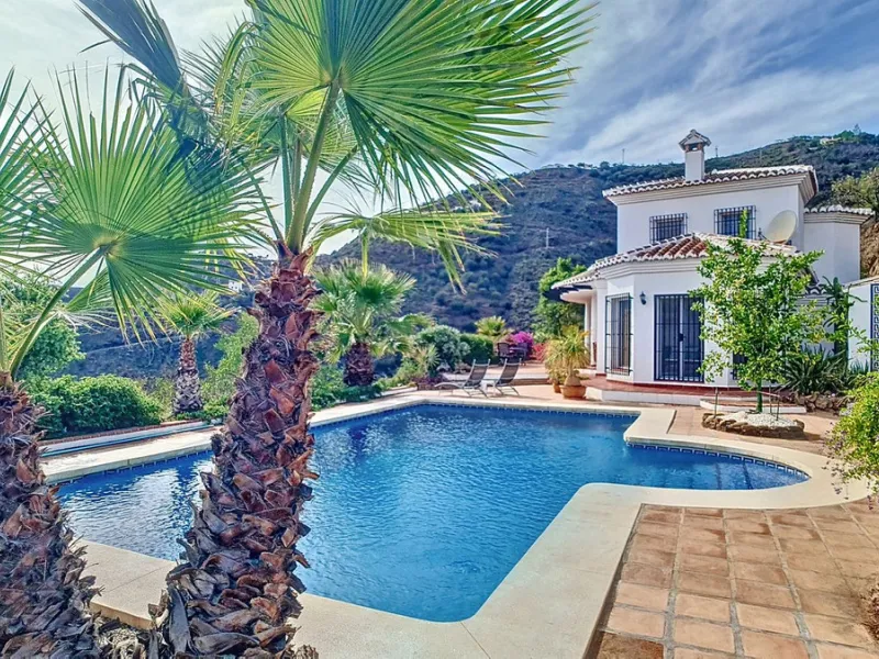 House - Detached Villa в продаже в Arenas, Málaga. В доме 3 спален и 3 ванных комнат. Площадь дома 241 м². Площадь участка 4162 м²