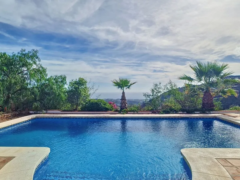 House - Detached Villa в продаже в Arenas, Málaga. В доме 3 спален и 3 ванных комнат. Площадь дома 241 м². Площадь участка 4162 м²