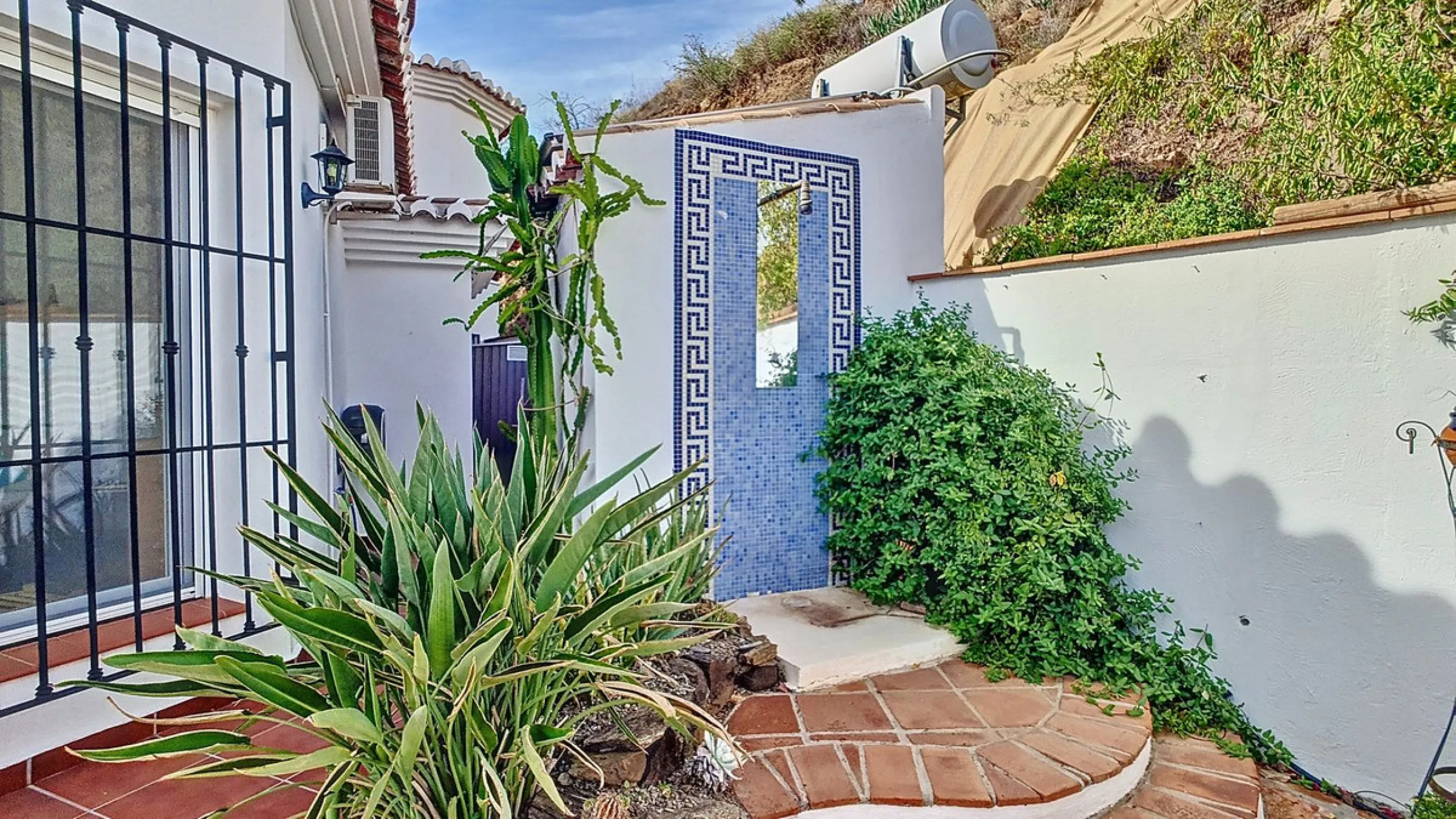 House - Detached Villa в продаже в Arenas, Málaga. В доме 3 спален и 3 ванных комнат. Площадь дома 241 м². Площадь участка 4162 м²