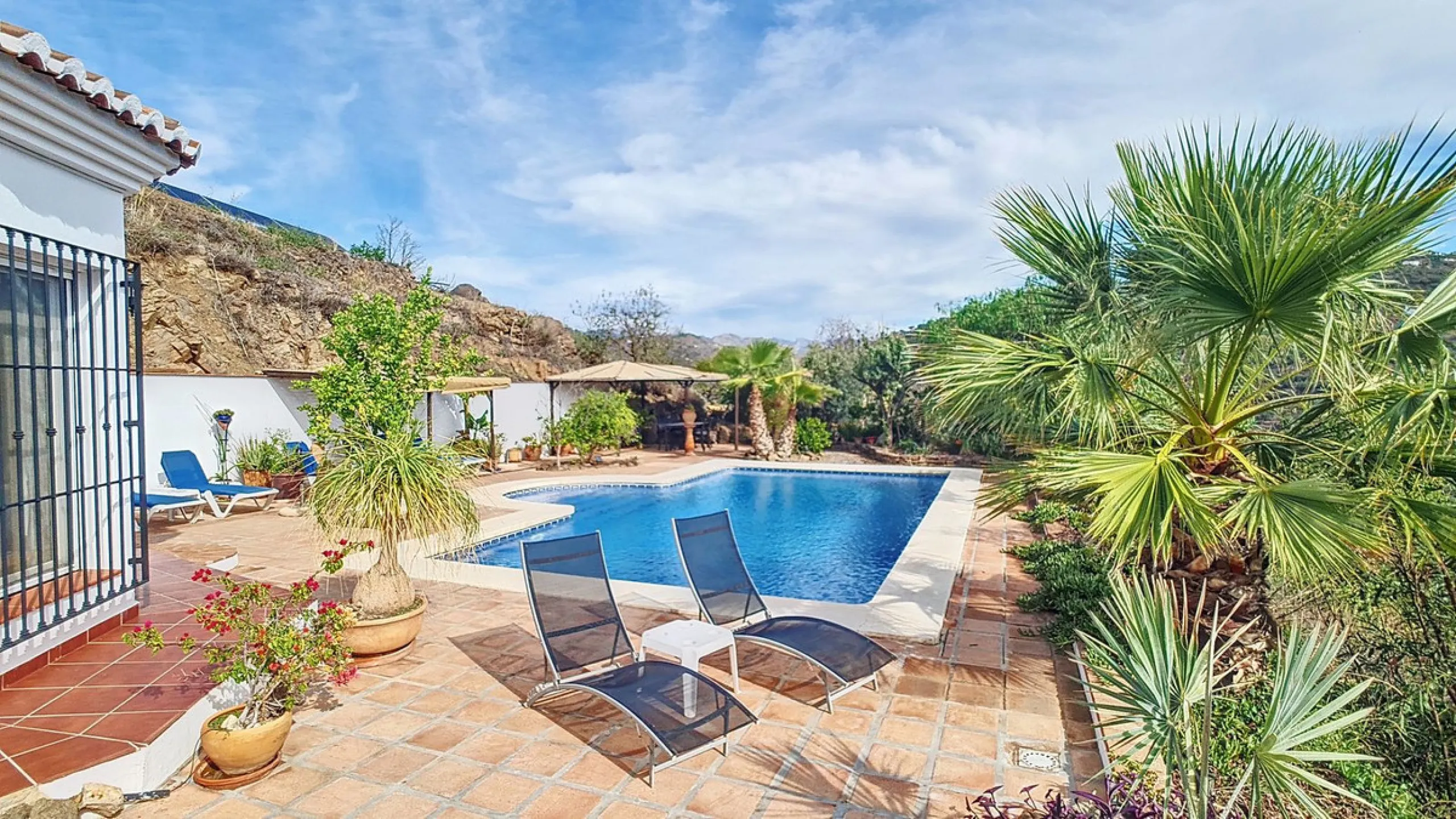 House - Detached Villa в продаже в Arenas, Málaga. В доме 3 спален и 3 ванных комнат. Площадь дома 241 м². Площадь участка 4162 м²