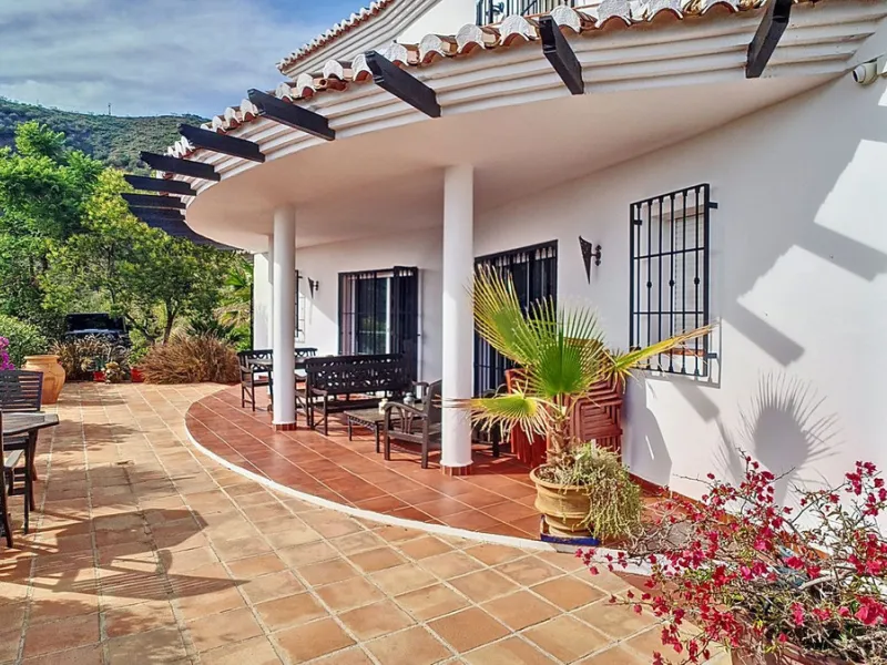 House - Detached Villa в продаже в Arenas, Málaga. В доме 3 спален и 3 ванных комнат. Площадь дома 241 м². Площадь участка 4162 м²