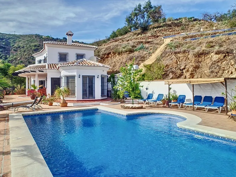 House - Detached Villa в продаже в Arenas, Málaga. В доме 3 спален и 3 ванных комнат. Площадь дома 241 м². Площадь участка 4162 м²