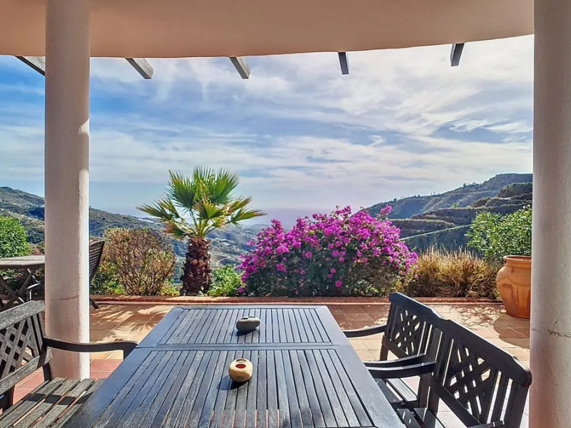 House - Detached Villa в продаже в Arenas, Málaga. В доме 3 спален и 3 ванных комнат. Площадь дома 241 м². Площадь участка 4162 м²