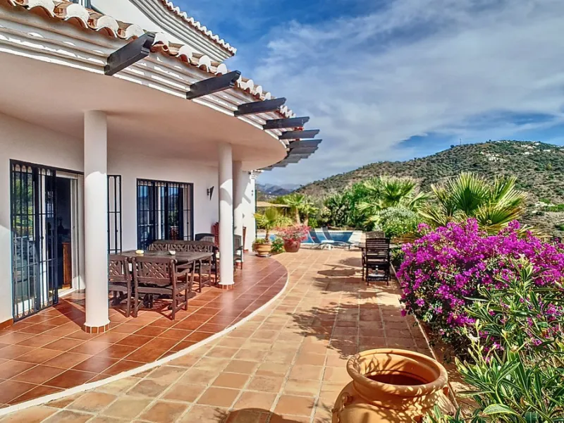 House - Detached Villa в продаже в Arenas, Málaga. В доме 3 спален и 3 ванных комнат. Площадь дома 241 м². Площадь участка 4162 м²