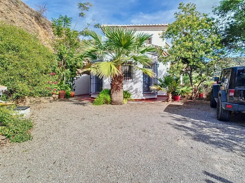 House - Detached Villa в продаже в Arenas, Málaga. В доме 3 спален и 3 ванных комнат. Площадь дома 241 м². Площадь участка 4162 м²