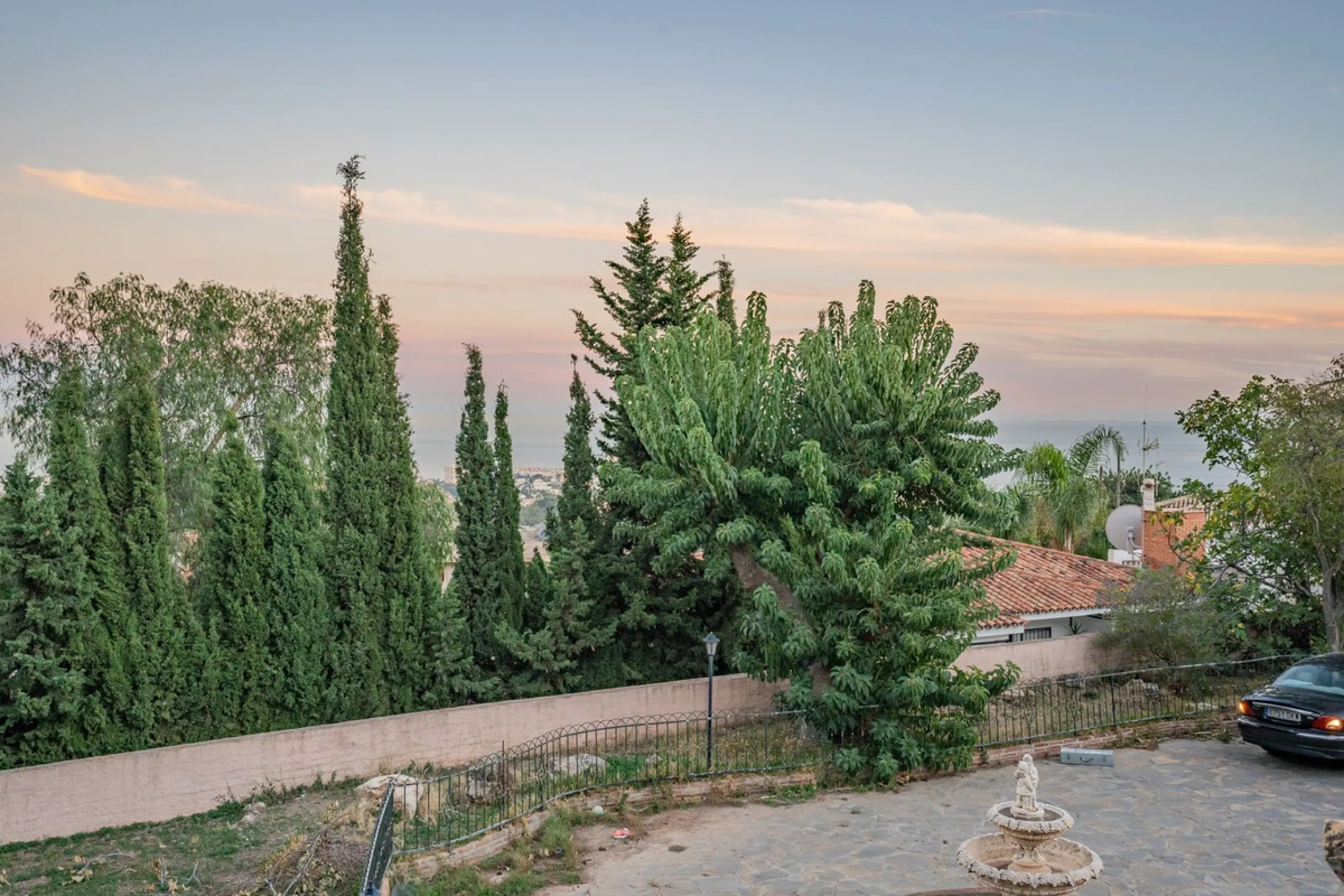 Magnificent Villa in Benalmádena Pueblo to finish renovating -  Spacious property for sale located in a quiet area, with a land size of 2,638 m². The main house has two floors, with a living room and fireplace on the upper floor, and a terrace with impres