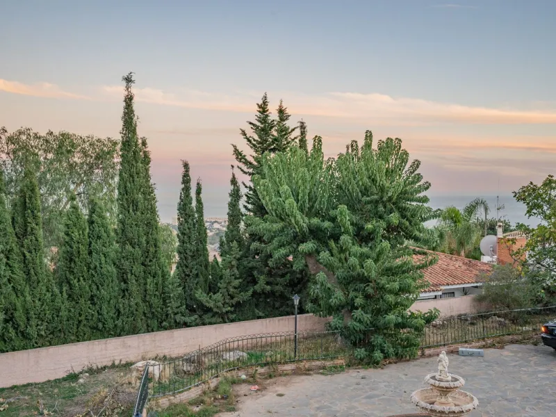 Magnificent Villa in Benalmádena Pueblo to finish renovating -  Spacious property for sale located in a quiet area, with a land size of 2,638 m². The main house has two floors, with a living room and fireplace on the upper floor, and a terrace with impres
