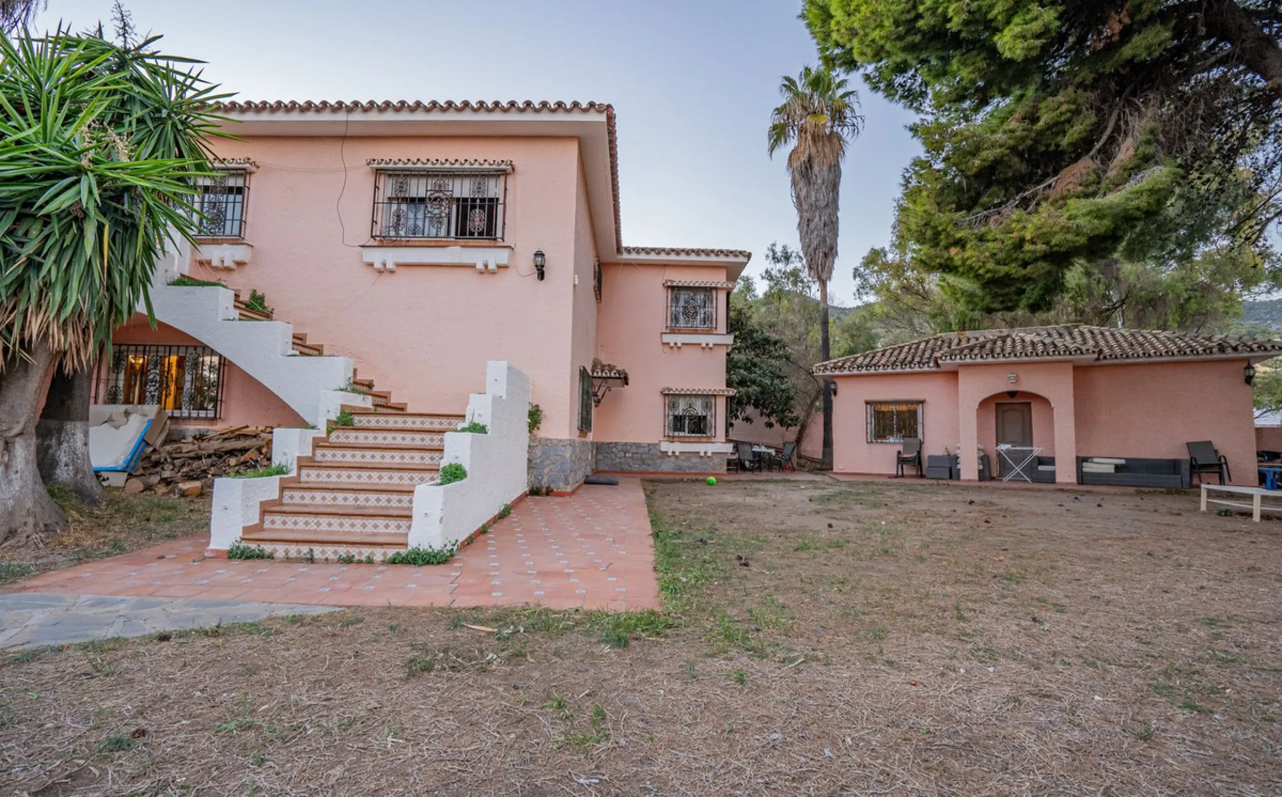 Magnificent Villa in Benalmádena Pueblo to finish renovating -  Spacious property for sale located in a quiet area, with a land size of 2,638 m². The main house has two floors, with a living room and fireplace on the upper floor, and a terrace with impres