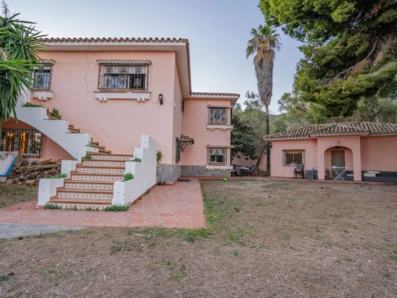 Magnificent Villa in Benalmádena Pueblo to finish renovating -  Spacious property for sale located in a quiet area, with a land size of 2,638 m². The main house has two floors, with a living room and fireplace on the upper floor, and a terrace with impres