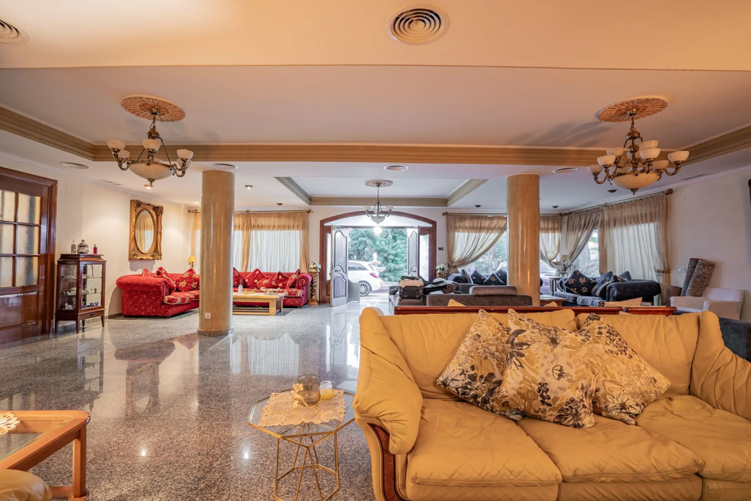 Magnificent Villa in Benalmádena Pueblo to finish renovating -  Spacious property for sale located in a quiet area, with a land size of 2,638 m². The main house has two floors, with a living room and fireplace on the upper floor, and a terrace with impres