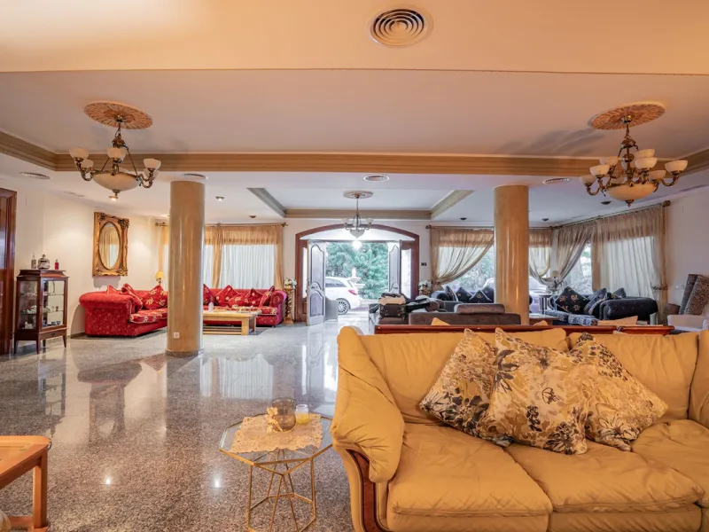 Magnificent Villa in Benalmádena Pueblo to finish renovating -  Spacious property for sale located in a quiet area, with a land size of 2,638 m². The main house has two floors, with a living room and fireplace on the upper floor, and a terrace with impres