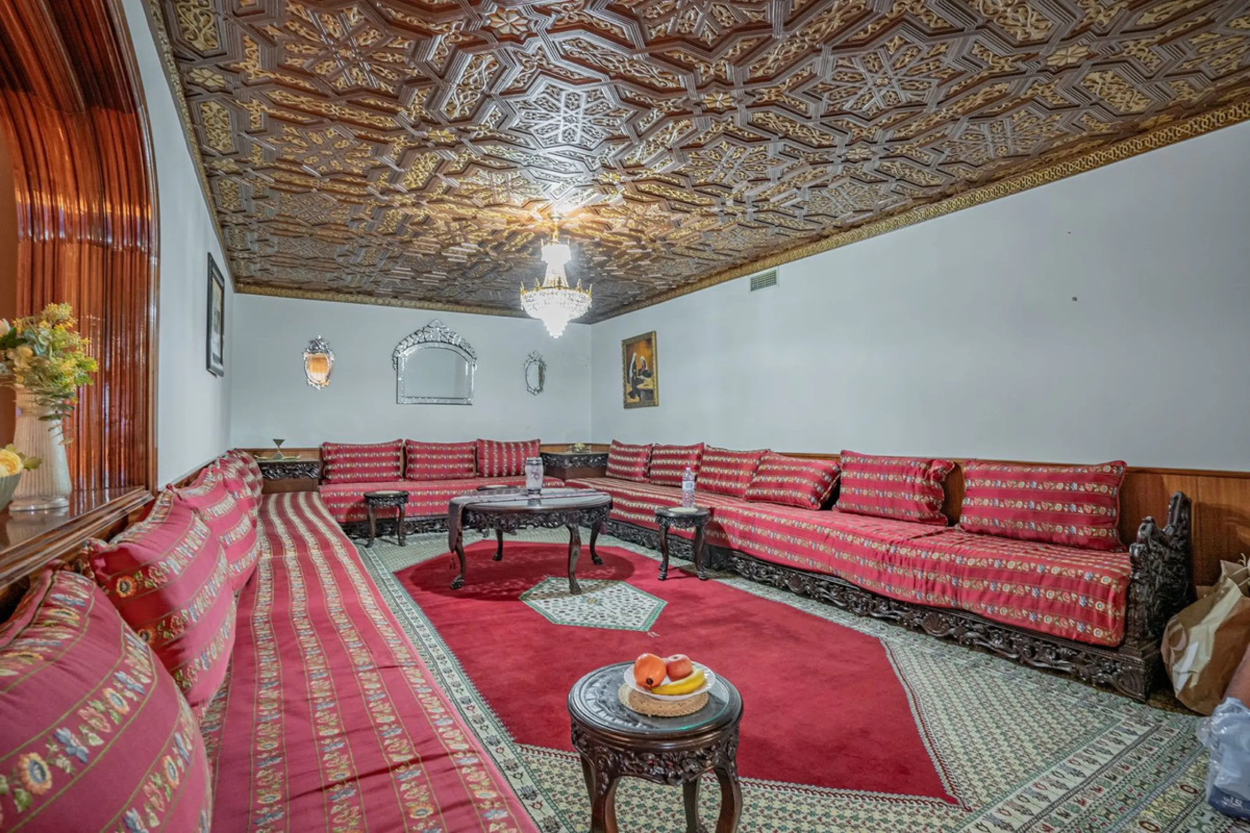 Magnificent Villa in Benalmádena Pueblo to finish renovating -  Spacious property for sale located in a quiet area, with a land size of 2,638 m². The main house has two floors, with a living room and fireplace on the upper floor, and a terrace with impres