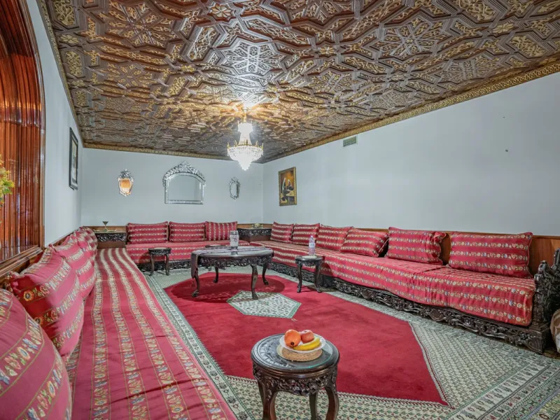 Magnificent Villa in Benalmádena Pueblo to finish renovating -  Spacious property for sale located in a quiet area, with a land size of 2,638 m². The main house has two floors, with a living room and fireplace on the upper floor, and a terrace with impres