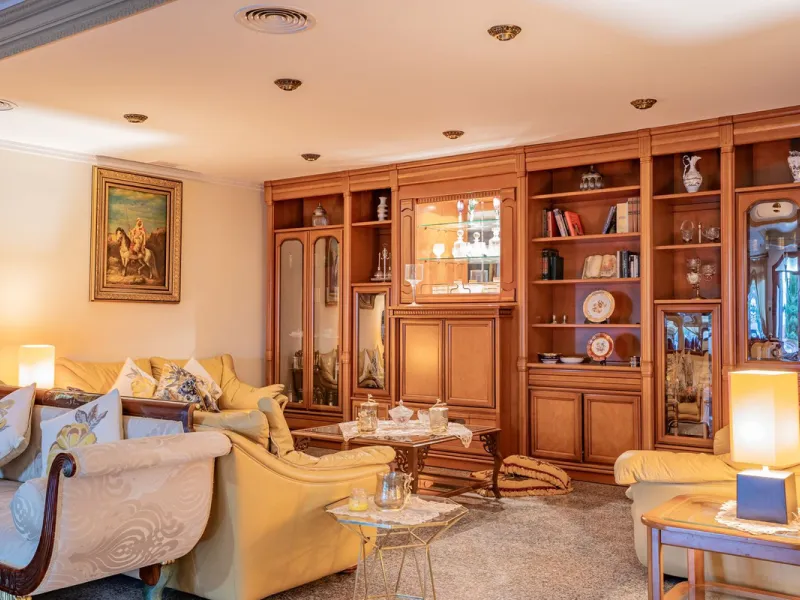 Magnificent Villa in Benalmádena Pueblo to finish renovating -  Spacious property for sale located in a quiet area, with a land size of 2,638 m². The main house has two floors, with a living room and fireplace on the upper floor, and a terrace with impres