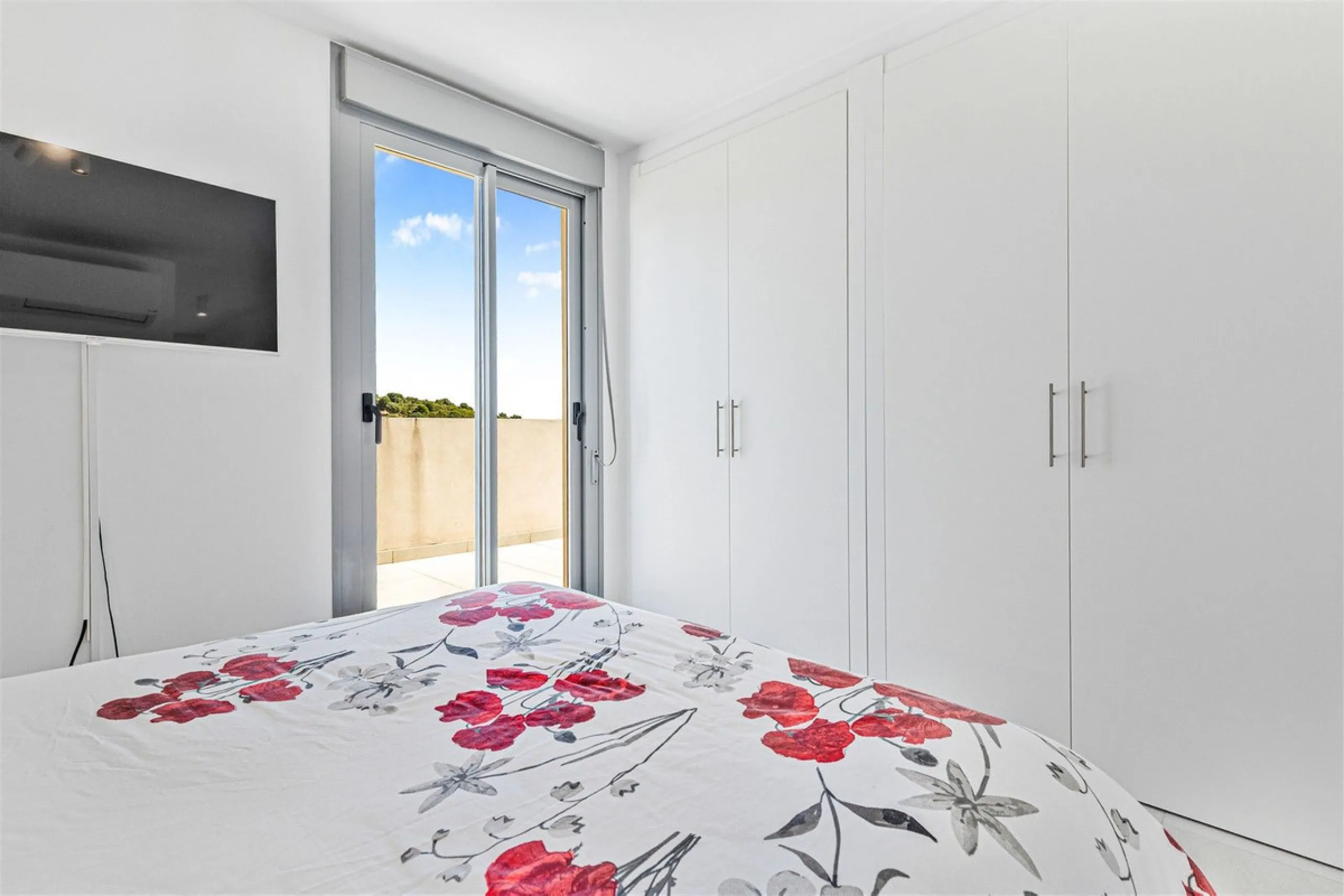 Apartment - Penthouse Duplex в продаже в Estepona, Málaga. В доме 3 спален и 3 ванных комнат. Площадь дома 126 м²
