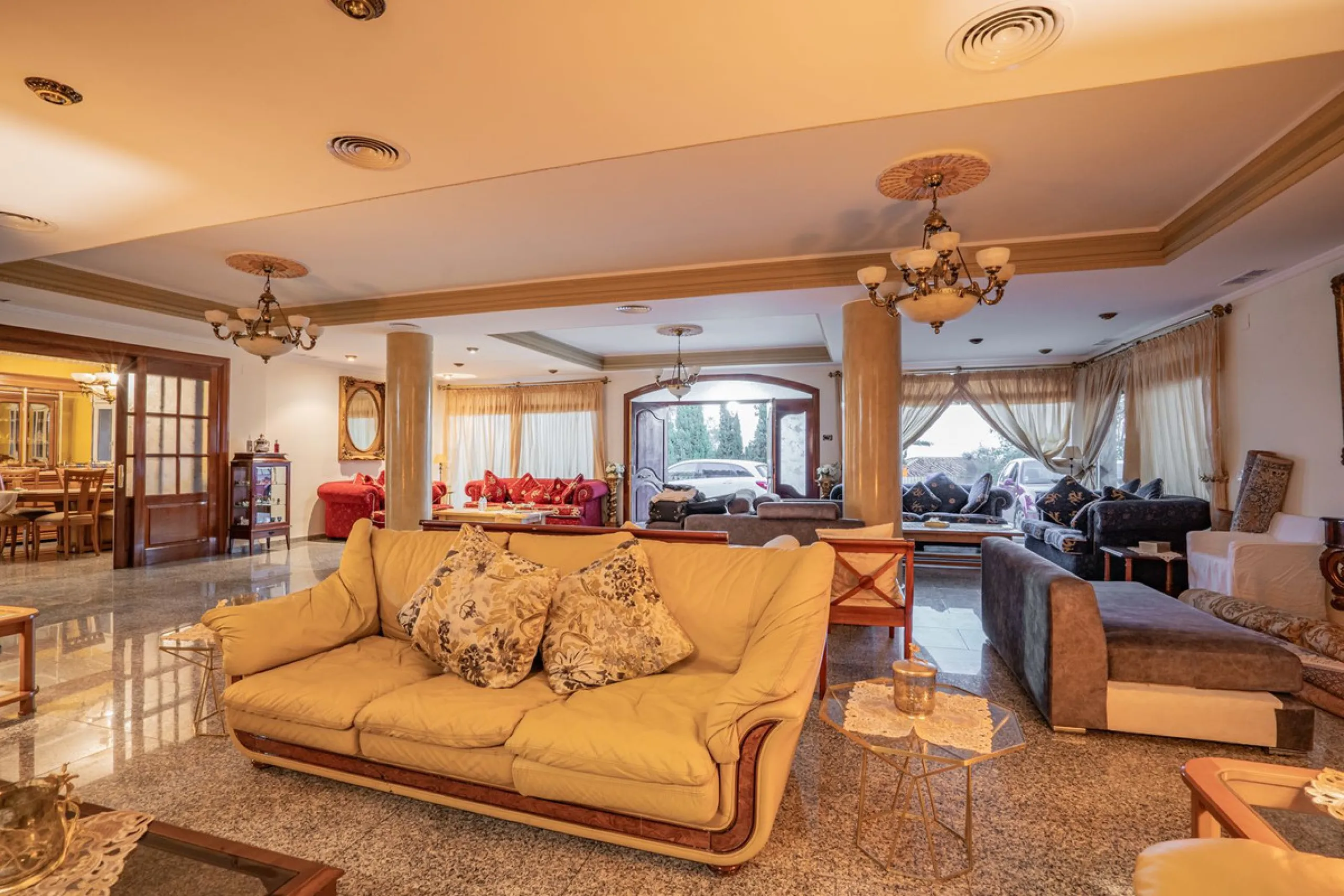 Magnificent Villa in Benalmádena Pueblo to finish renovating -  Spacious property for sale located in a quiet area, with a land size of 2,638 m². The main house has two floors, with a living room and fireplace on the upper floor, and a terrace with impres