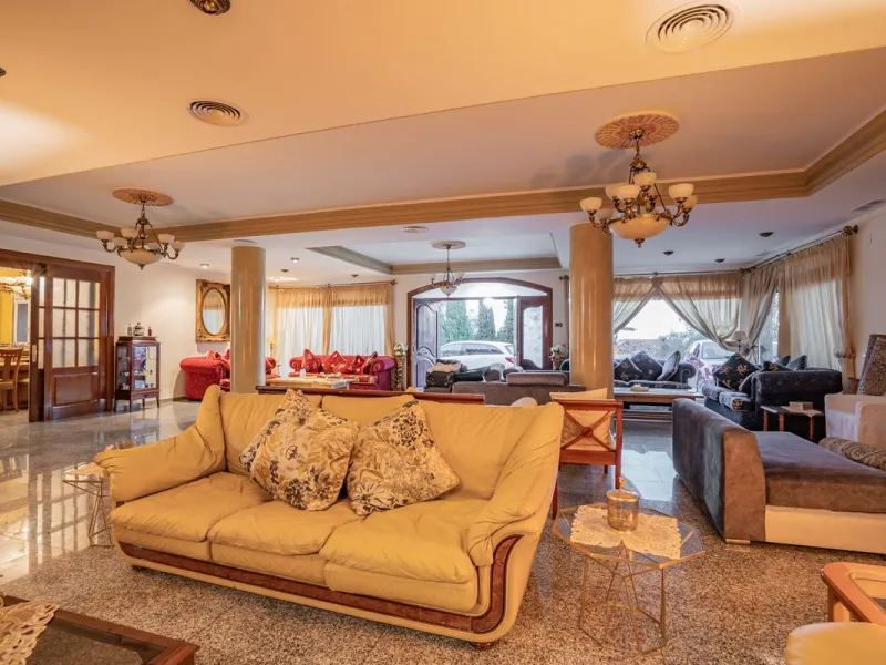 Magnificent Villa in Benalmádena Pueblo to finish renovating -  Spacious property for sale located in a quiet area, with a land size of 2,638 m². The main house has two floors, with a living room and fireplace on the upper floor, and a terrace with impres