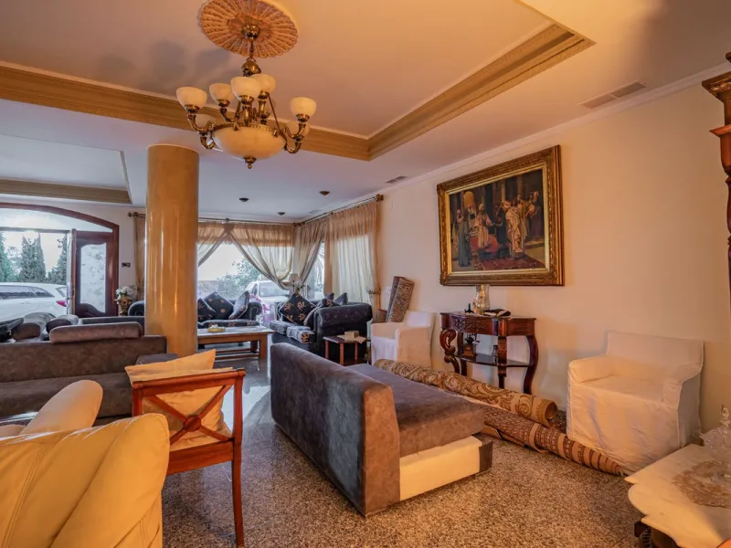 Magnificent Villa in Benalmádena Pueblo to finish renovating -  Spacious property for sale located in a quiet area, with a land size of 2,638 m². The main house has two floors, with a living room and fireplace on the upper floor, and a terrace with impres