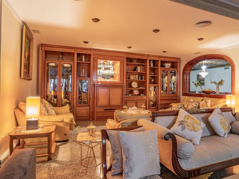 Magnificent Villa in Benalmádena Pueblo to finish renovating -  Spacious property for sale located in a quiet area, with a land size of 2,638 m². The main house has two floors, with a living room and fireplace on the upper floor, and a terrace with impres