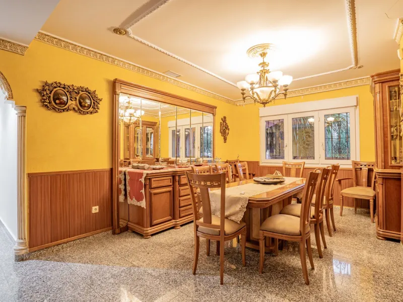 Magnificent Villa in Benalmádena Pueblo to finish renovating -  Spacious property for sale located in a quiet area, with a land size of 2,638 m². The main house has two floors, with a living room and fireplace on the upper floor, and a terrace with impres