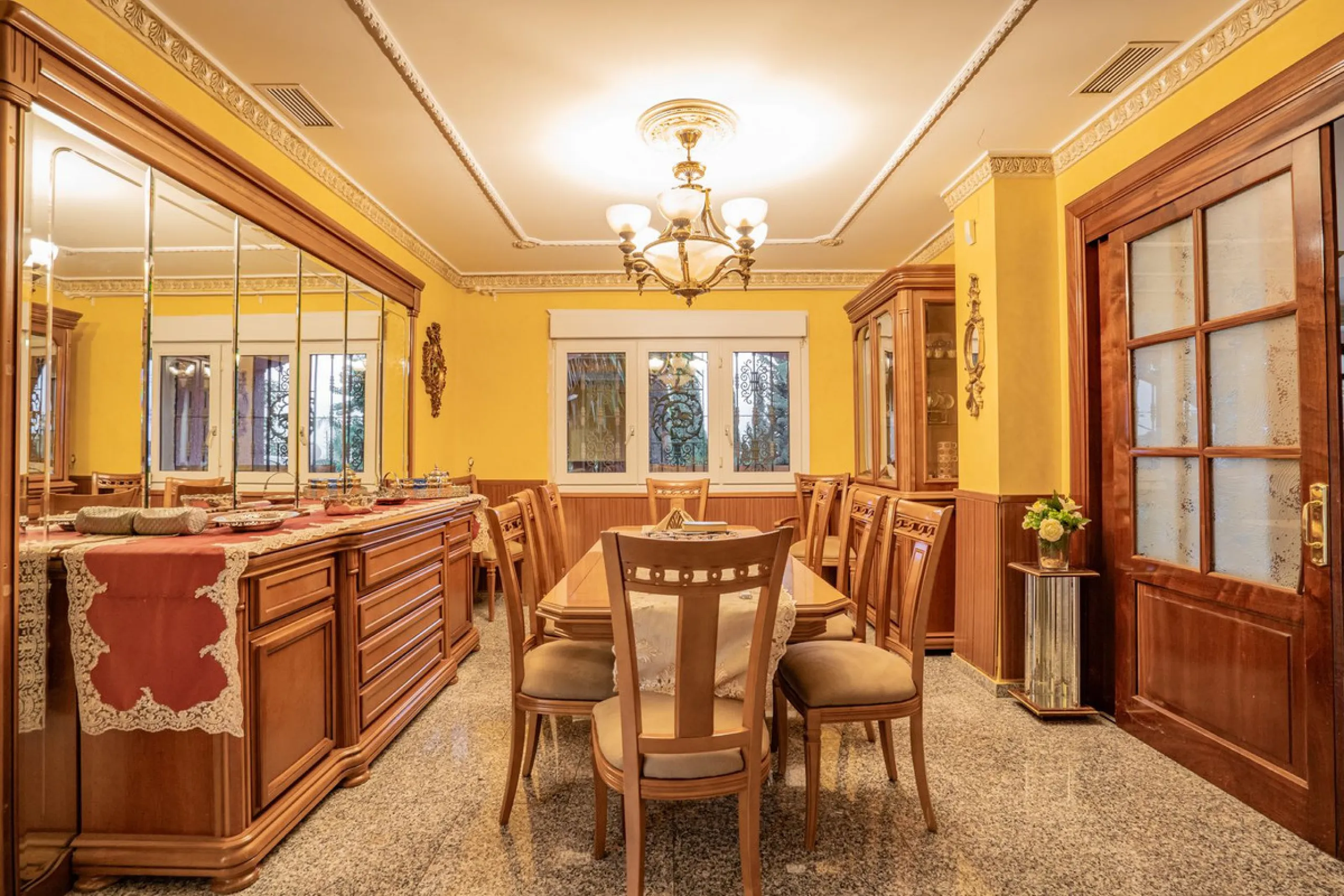 Magnificent Villa in Benalmádena Pueblo to finish renovating -  Spacious property for sale located in a quiet area, with a land size of 2,638 m². The main house has two floors, with a living room and fireplace on the upper floor, and a terrace with impres