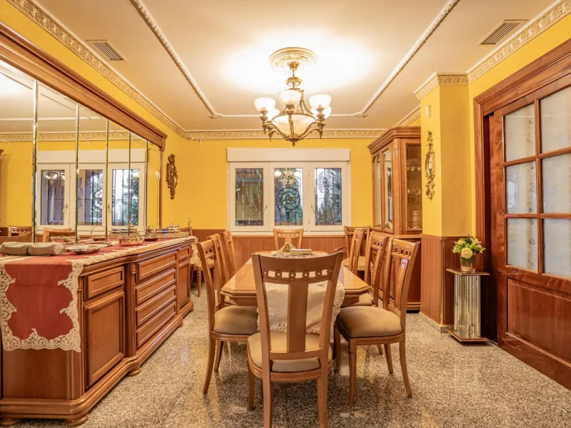 Magnificent Villa in Benalmádena Pueblo to finish renovating -  Spacious property for sale located in a quiet area, with a land size of 2,638 m². The main house has two floors, with a living room and fireplace on the upper floor, and a terrace with impres