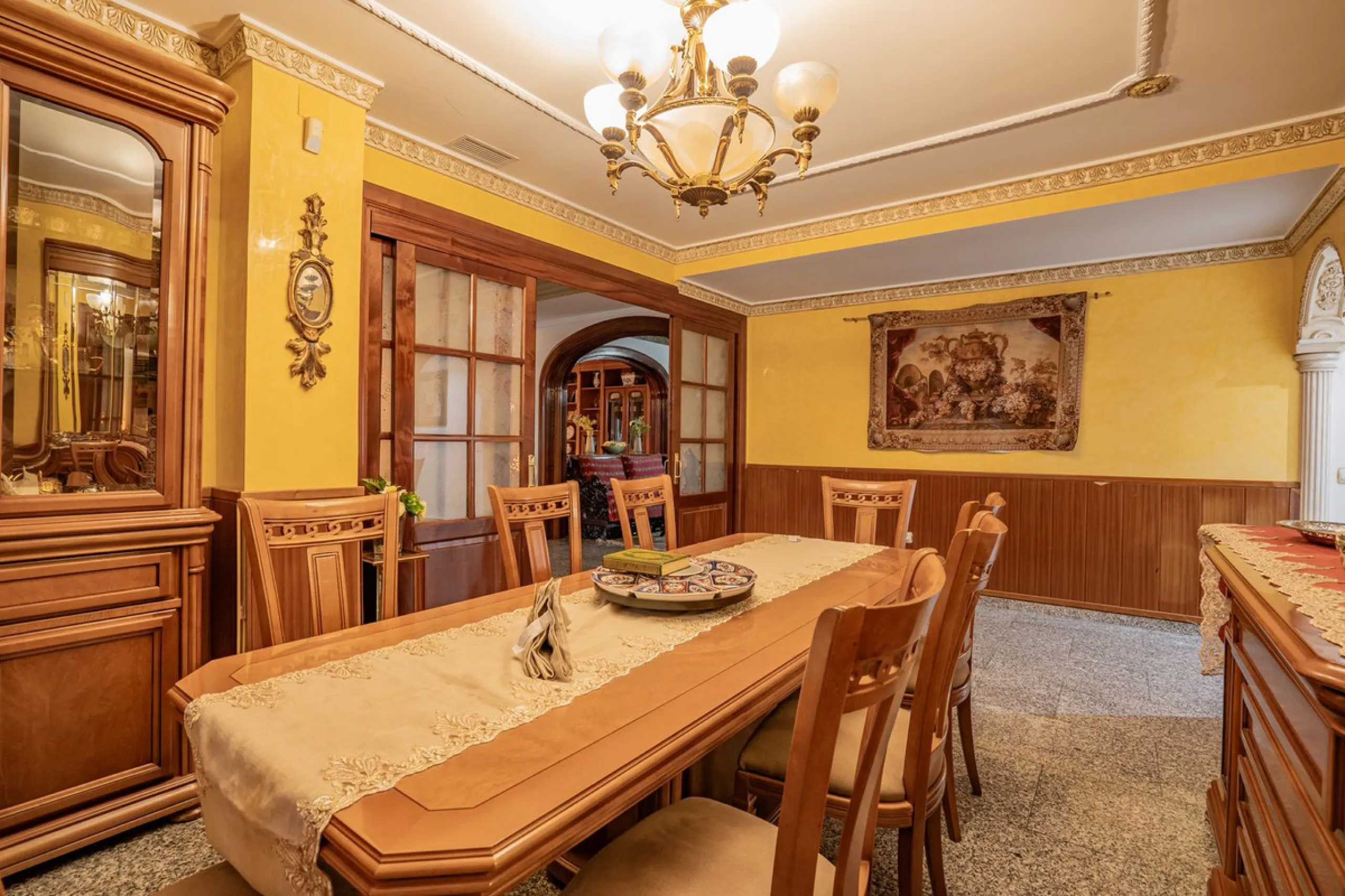 Magnificent Villa in Benalmádena Pueblo to finish renovating -  Spacious property for sale located in a quiet area, with a land size of 2,638 m². The main house has two floors, with a living room and fireplace on the upper floor, and a terrace with impres