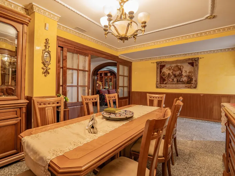 Magnificent Villa in Benalmádena Pueblo to finish renovating -  Spacious property for sale located in a quiet area, with a land size of 2,638 m². The main house has two floors, with a living room and fireplace on the upper floor, and a terrace with impres