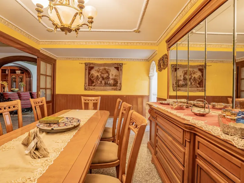 Magnificent Villa in Benalmádena Pueblo to finish renovating -  Spacious property for sale located in a quiet area, with a land size of 2,638 m². The main house has two floors, with a living room and fireplace on the upper floor, and a terrace with impres