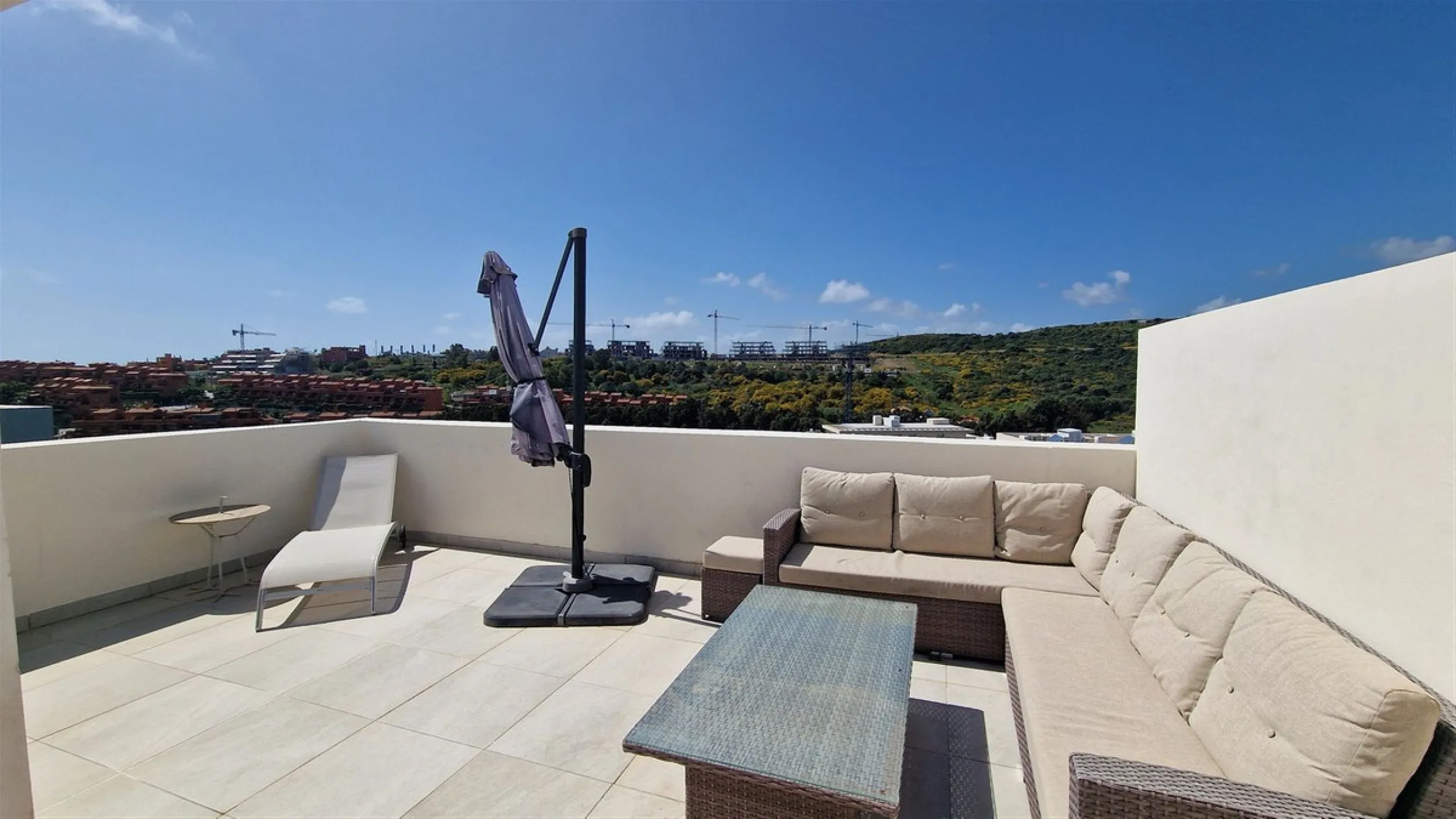 Apartment - Penthouse Duplex в продаже в Estepona, Málaga. В доме 3 спален и 3 ванных комнат. Площадь дома 126 м²