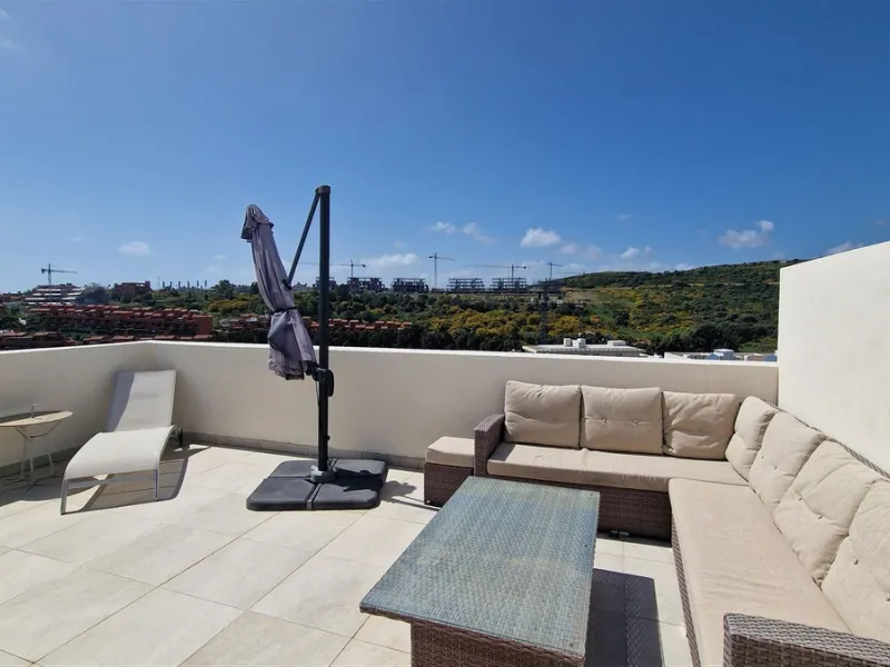 Apartment - Penthouse Duplex в продаже в Estepona, Málaga. В доме 3 спален и 3 ванных комнат. Площадь дома 126 м²