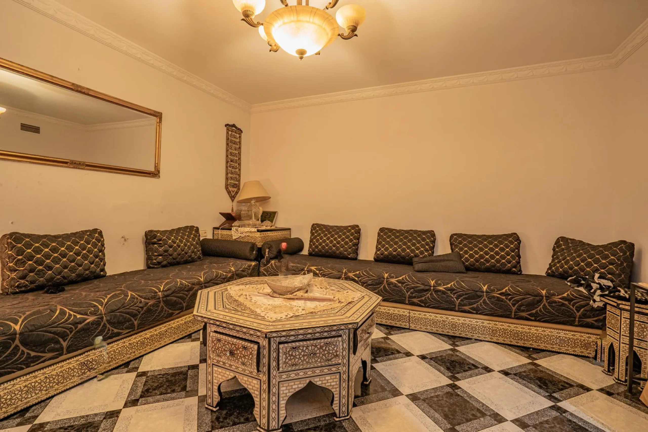 Magnificent Villa in Benalmádena Pueblo to finish renovating -  Spacious property for sale located in a quiet area, with a land size of 2,638 m². The main house has two floors, with a living room and fireplace on the upper floor, and a terrace with impres
