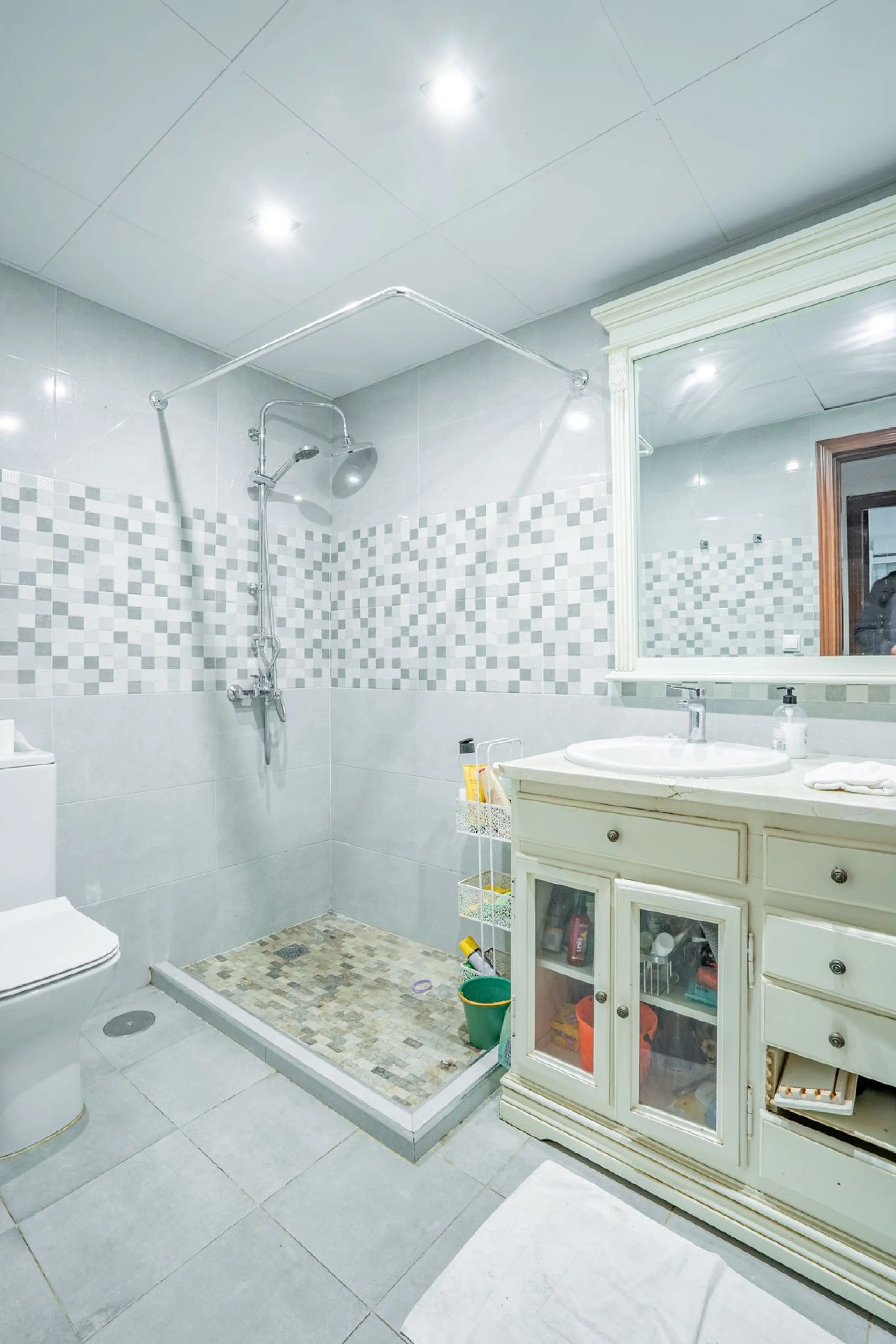 Magnificent Villa in Benalmádena Pueblo to finish renovating -  Spacious property for sale located in a quiet area, with a land size of 2,638 m². The main house has two floors, with a living room and fireplace on the upper floor, and a terrace with impres