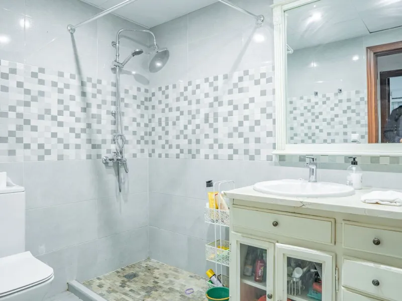 Magnificent Villa in Benalmádena Pueblo to finish renovating -  Spacious property for sale located in a quiet area, with a land size of 2,638 m². The main house has two floors, with a living room and fireplace on the upper floor, and a terrace with impres