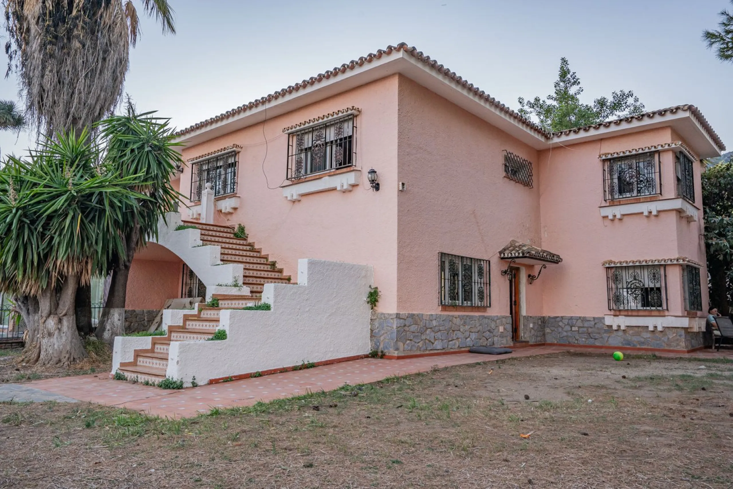 Magnificent Villa in Benalmádena Pueblo to finish renovating -  Spacious property for sale located in a quiet area, with a land size of 2,638 m². The main house has two floors, with a living room and fireplace on the upper floor, and a terrace with impres