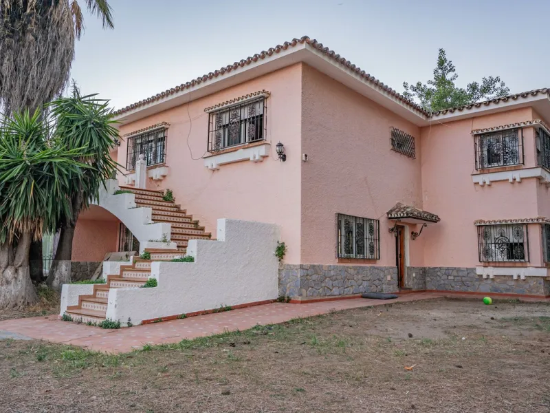 Magnificent Villa in Benalmádena Pueblo to finish renovating -  Spacious property for sale located in a quiet area, with a land size of 2,638 m². The main house has two floors, with a living room and fireplace on the upper floor, and a terrace with impres