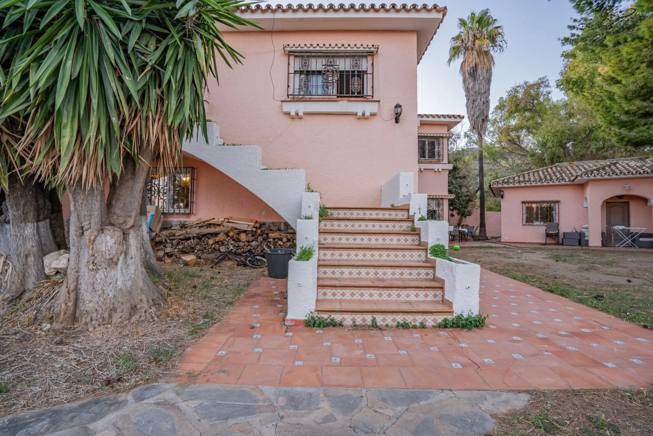 Magnificent Villa in Benalmádena Pueblo to finish renovating -  Spacious property for sale located in a quiet area, with a land size of 2,638 m². The main house has two floors, with a living room and fireplace on the upper floor, and a terrace with impres