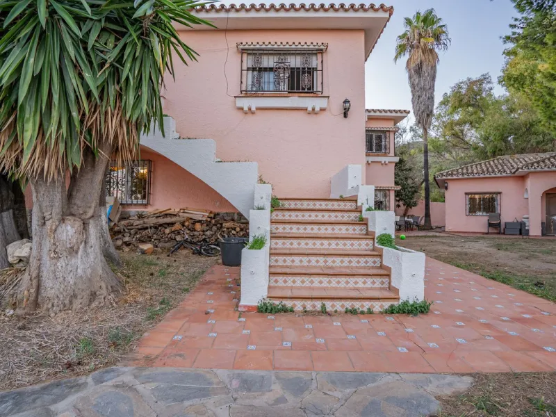 Magnificent Villa in Benalmádena Pueblo to finish renovating -  Spacious property for sale located in a quiet area, with a land size of 2,638 m². The main house has two floors, with a living room and fireplace on the upper floor, and a terrace with impres