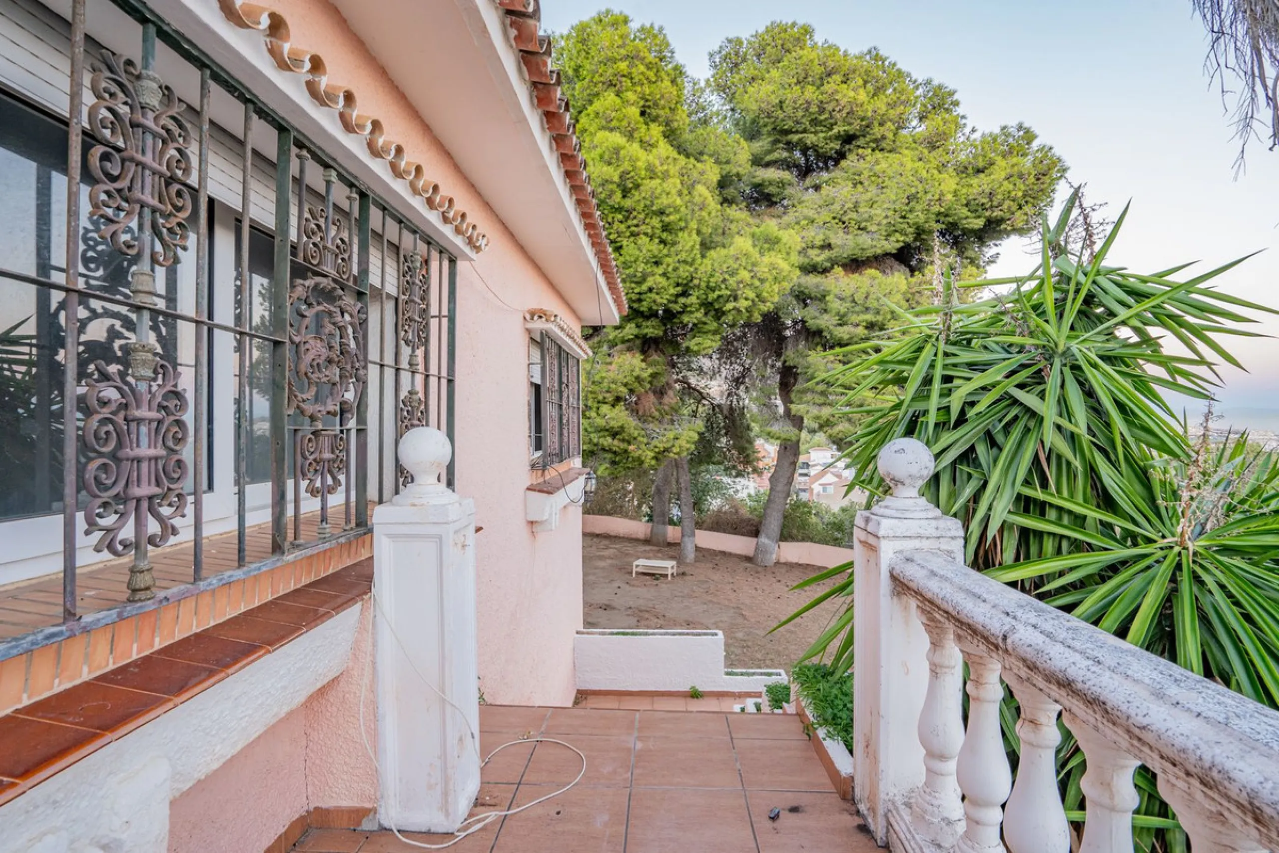 Magnificent Villa in Benalmádena Pueblo to finish renovating -  Spacious property for sale located in a quiet area, with a land size of 2,638 m². The main house has two floors, with a living room and fireplace on the upper floor, and a terrace with impres
