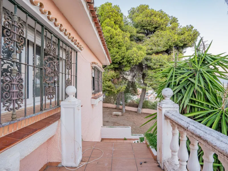 Magnificent Villa in Benalmádena Pueblo to finish renovating -  Spacious property for sale located in a quiet area, with a land size of 2,638 m². The main house has two floors, with a living room and fireplace on the upper floor, and a terrace with impres