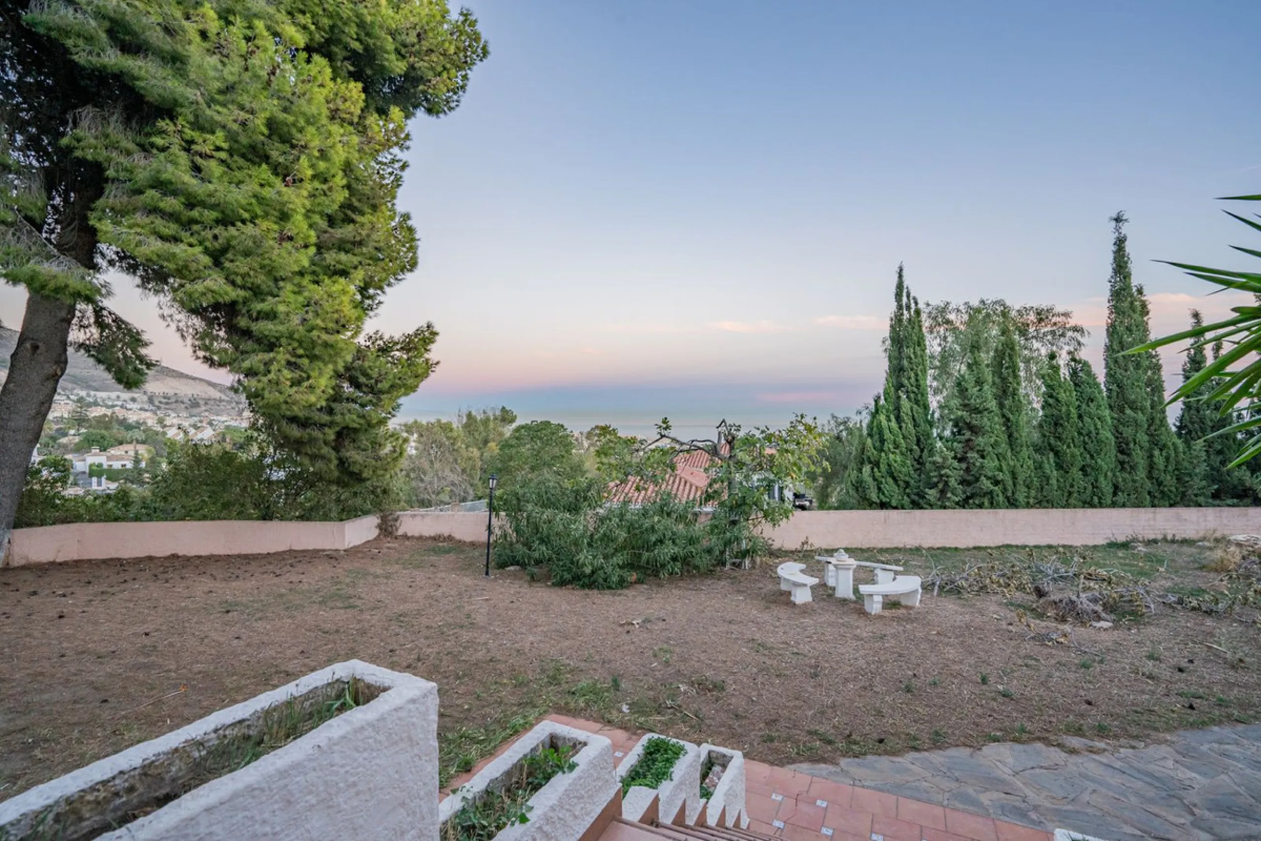 Magnificent Villa in Benalmádena Pueblo to finish renovating -  Spacious property for sale located in a quiet area, with a land size of 2,638 m². The main house has two floors, with a living room and fireplace on the upper floor, and a terrace with impres