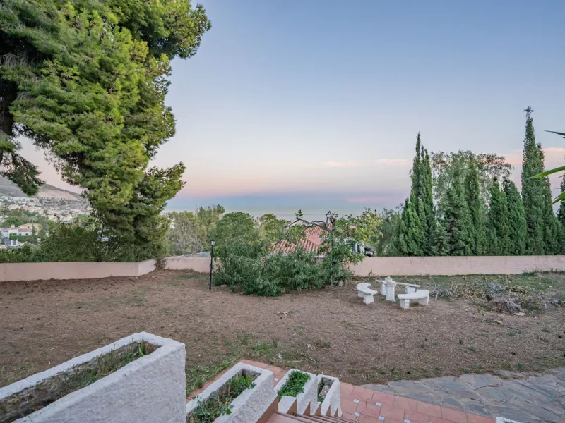 Magnificent Villa in Benalmádena Pueblo to finish renovating -  Spacious property for sale located in a quiet area, with a land size of 2,638 m². The main house has two floors, with a living room and fireplace on the upper floor, and a terrace with impres