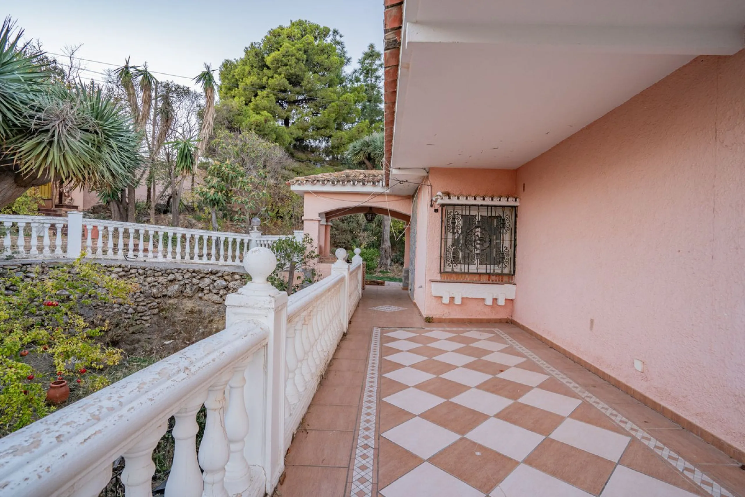 Magnificent Villa in Benalmádena Pueblo to finish renovating -  Spacious property for sale located in a quiet area, with a land size of 2,638 m². The main house has two floors, with a living room and fireplace on the upper floor, and a terrace with impres