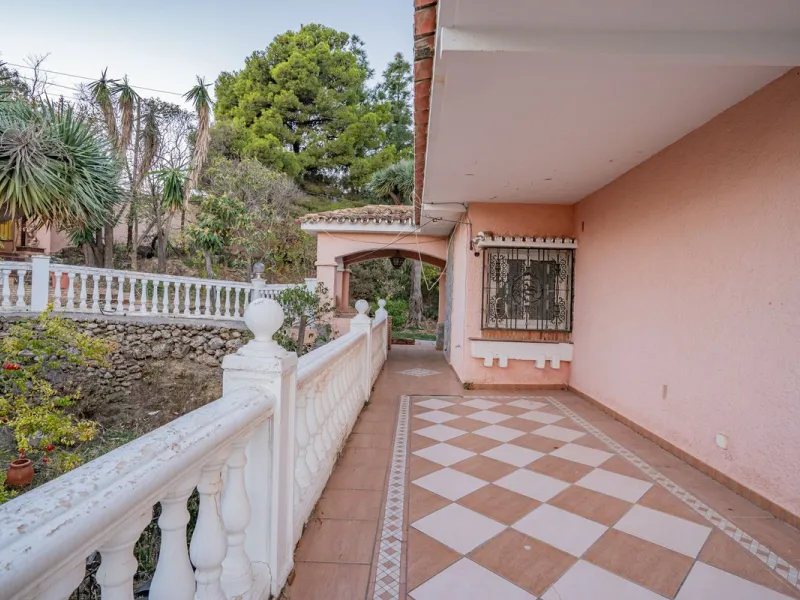 Magnificent Villa in Benalmádena Pueblo to finish renovating -  Spacious property for sale located in a quiet area, with a land size of 2,638 m². The main house has two floors, with a living room and fireplace on the upper floor, and a terrace with impres