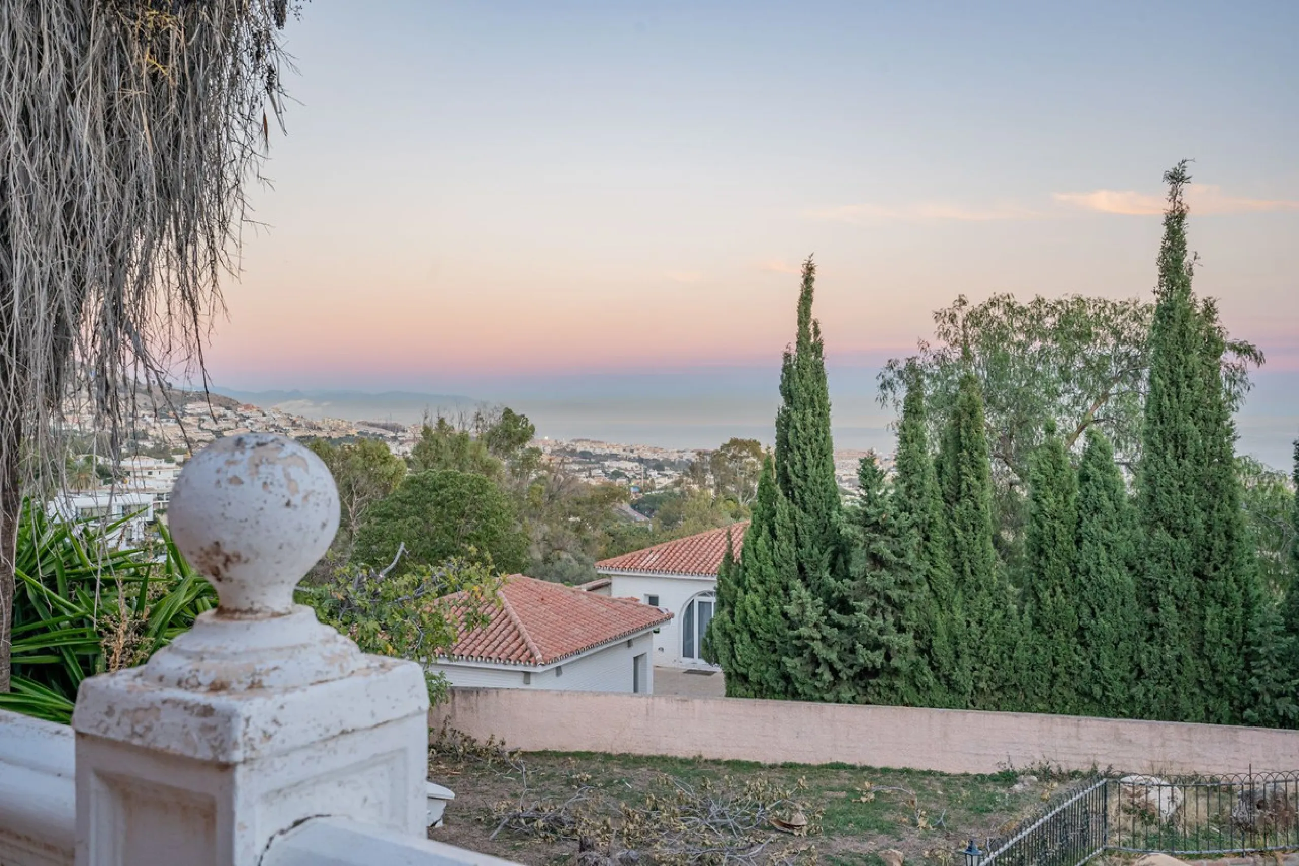 Magnificent Villa in Benalmádena Pueblo to finish renovating -  Spacious property for sale located in a quiet area, with a land size of 2,638 m². The main house has two floors, with a living room and fireplace on the upper floor, and a terrace with impres